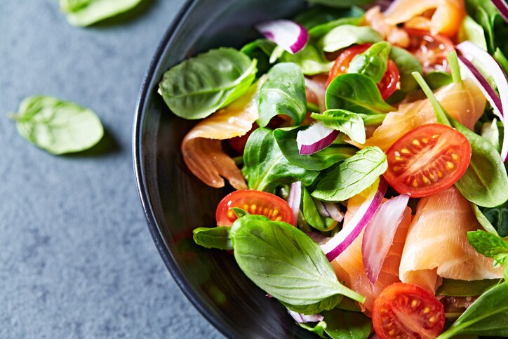 Leaf vegetable salad with smoked salmon