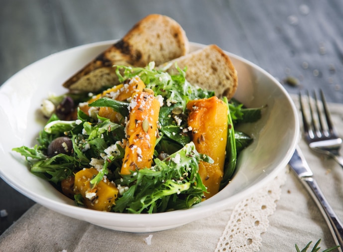 Rocket salad with baked pumpkin and bread