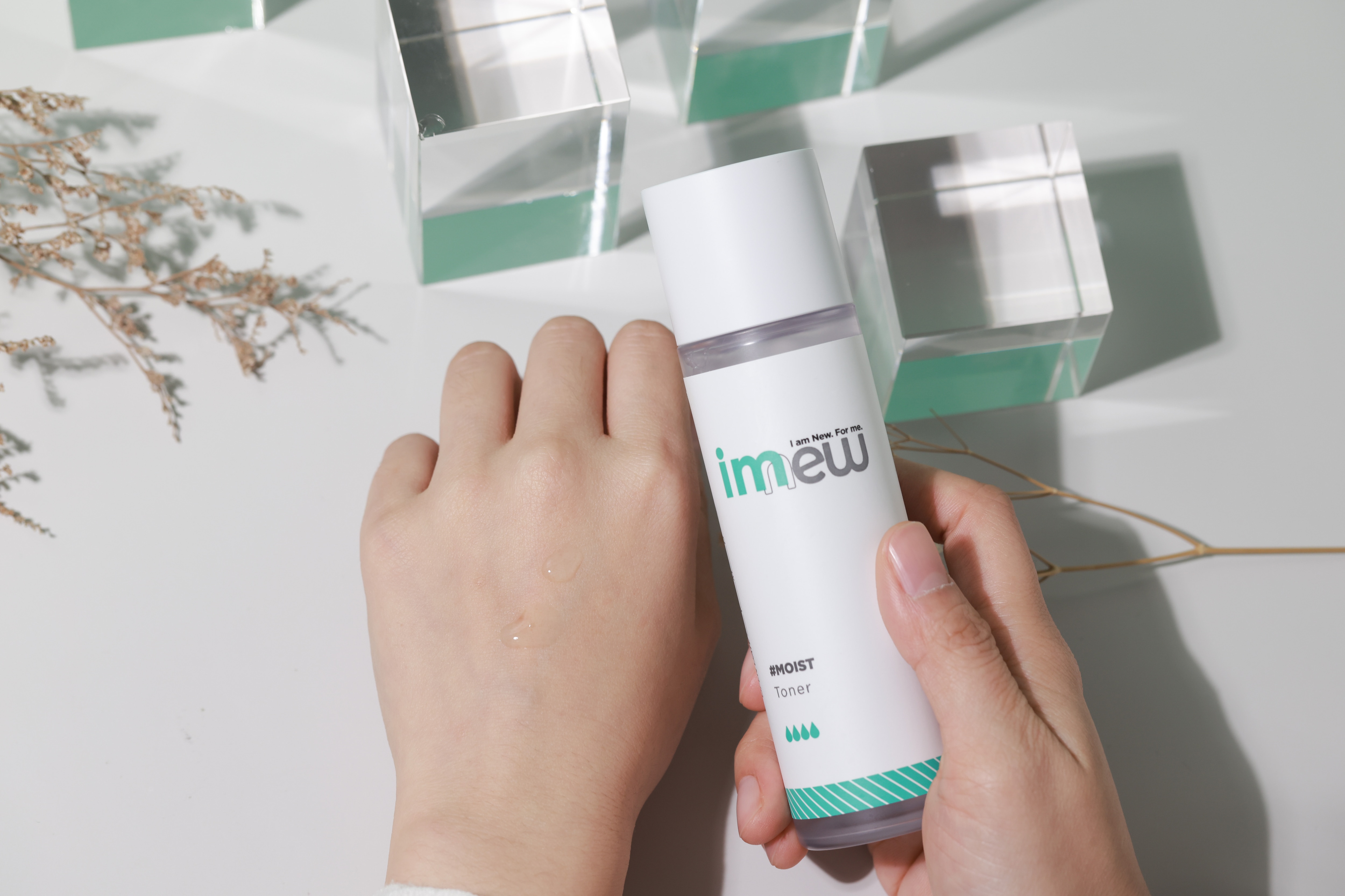 woman hands with Watsons imew Moist Toner